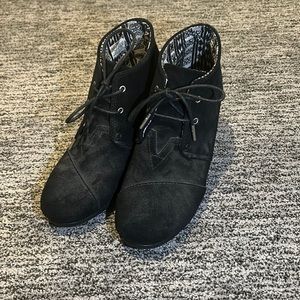 Tom’s black booties